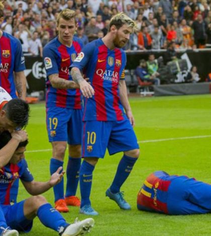 Multan al Valencia por agresión a jugadores del Barcelona
