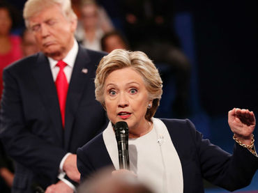 Clinton acusa a Trump de ‘acosarla’ durante segundo debate