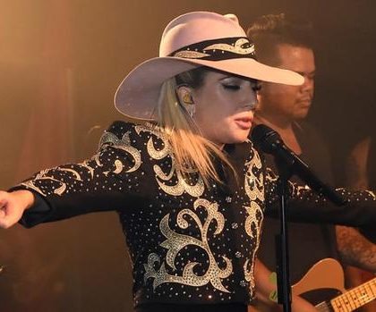 Lady Gaga presenta nuevas canciones en club de Nashville