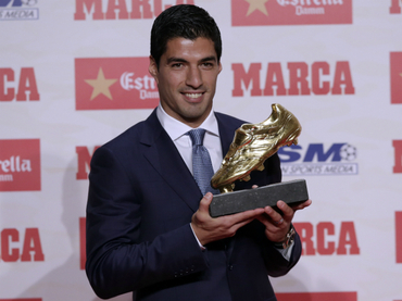 Luis Suárez recibe su segunda bota de oro