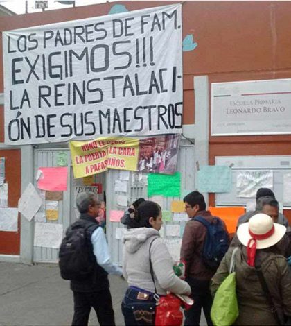 Padres de familia ‘reinstalan’ a maestros de primaria en la delegación Cuauhtémoc