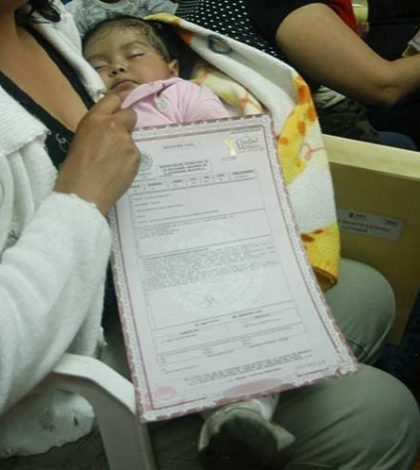 Menores nacidos en EU reciben actas en Nuevo León