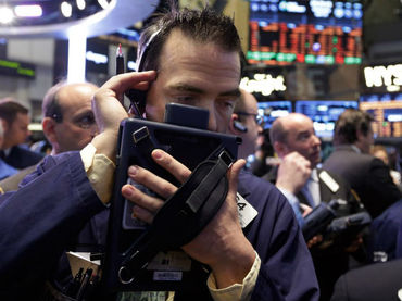 Wall Street opera con ligeras pérdidas tras debate en EU