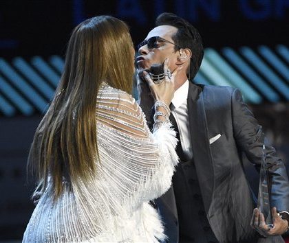 Beso entre Marc Anthony y Jennifer Lopez sorprende en los Grammy