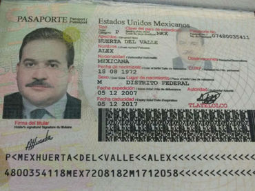 Javier Duarte se ampara; liberan a familiar que traía pasaportes falsos