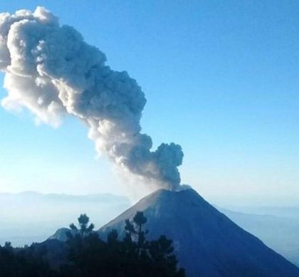 Volcán de Colima emite fumarola de dos kilómetros: PC