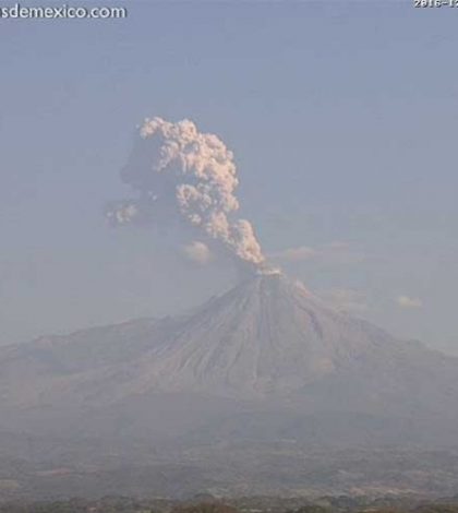 «Volcán de Colima emite fumarola  de dos kilómetros»: Felipe Puente