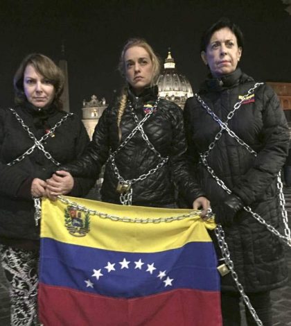 Oposición venezolana se encadena en El Vaticano para exigir la liberación de los ‘presos políticos’