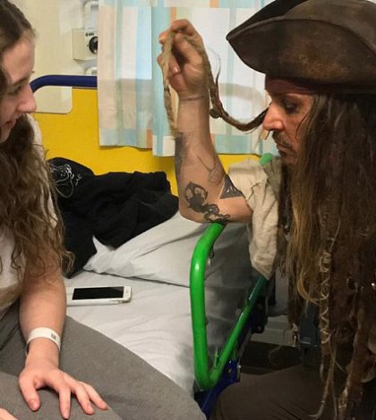 ‘Jack Sparrow’ visita un hospital infantil de Londres