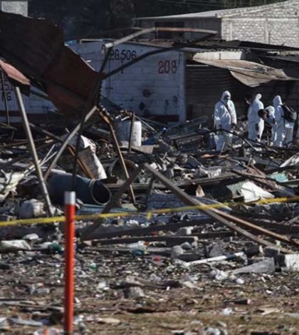 Hallan más restos humanos en Tultepec; batería pudo provocar explosión