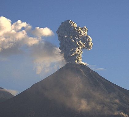 Volcán de Colima emite fumarola de dos kilómetros: Felipe Puente