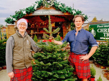 El príncipe Enrique y su novia compran un árbol de Navidad