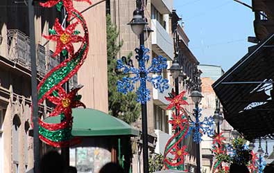 Compra el Ayuntamiento adornos navideños para adornar la ciudad