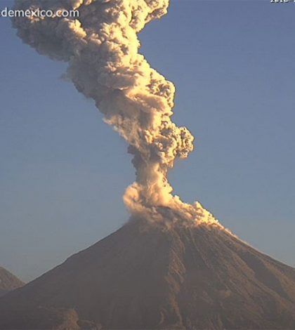 Emite Volcán de Colima fumarola de 2.3 kilómetros: PC