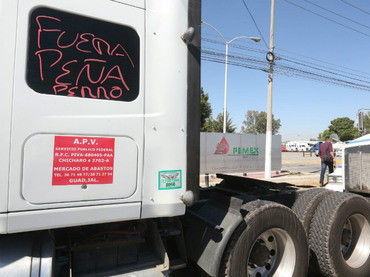 Camiones de carga bloquean ingreso de Pemex en Zapopan