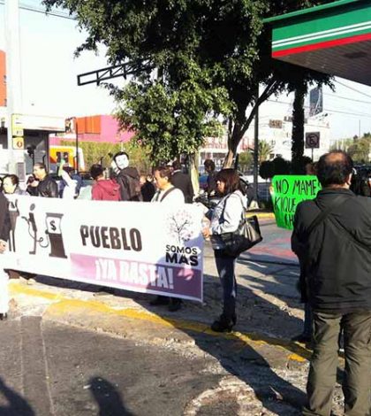 Manifestantes cierran gasolinera en Calzada de Tlalpan