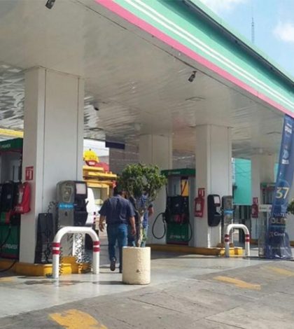Venden hasta en 10 pesos litro de gasolina en Tabasco