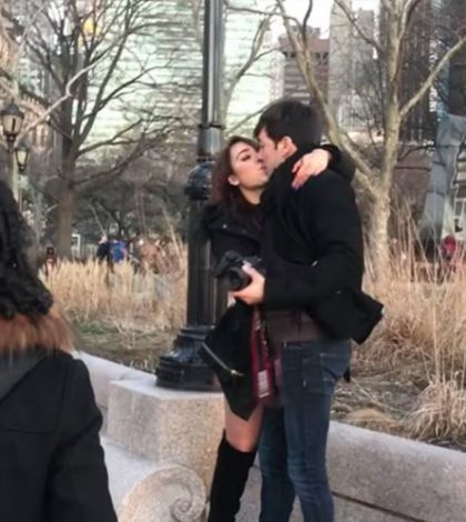 El beso de Danna Paola y Roger González en Nueva York