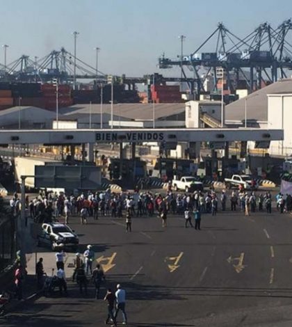 Manifestantes bloquean puerto de Manzanillo por gasolinazo