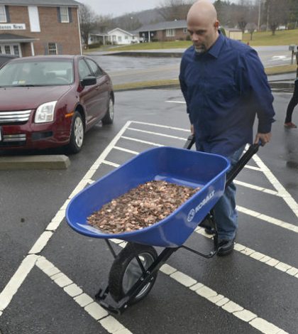 Hombre paga impuestos con 725 kilos en monedas