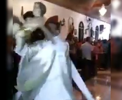 «LadyCura» se viraliza  por bailar con ‘Niño Dios’