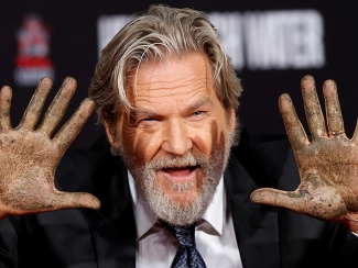 Jeff Bridges coloca sus huellas en el Teatro Chino de Hollywood