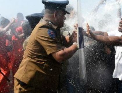 Decenas de heridos deja protesta en Sri Lanka