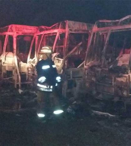 Incendio consume una base de autobuses en Tres Marías