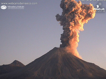 Volcán de Colima emite fumarola; aeropuerto suspende operaciones: PC