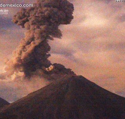 Volcán de Colima lanza fumarola de 1.5 kilómetros: PC