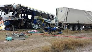 Once personas mueren al estrellarse autobús con tráiler en el norte de México
