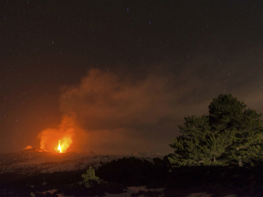 El volcán Etna  entra en erupción