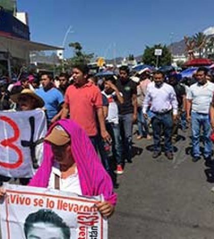 Caravana Tejiendo 43 Esperanzas’ marcha en Oaxaca