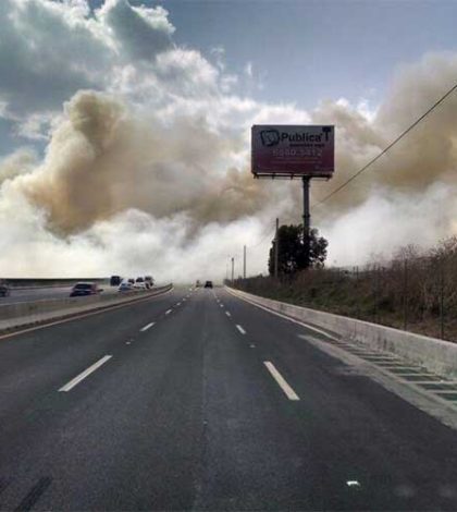 Incendio de pastizal impide la visibilidad en la México-Puebla