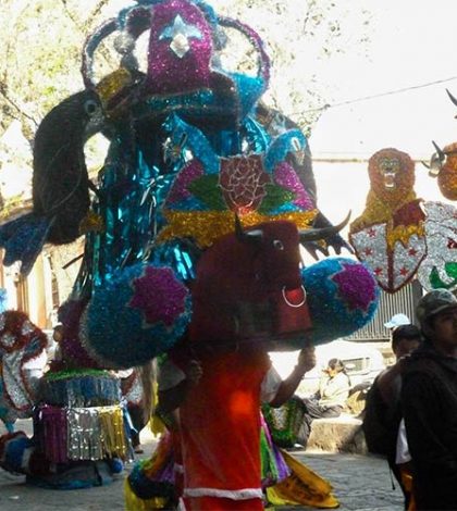 Con toritos de petate, inicia el carnaval en Morelia
