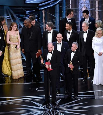 La Academia de Cine se disculpa por error en los Oscar