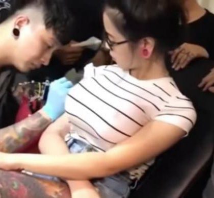 Chica con grandes senos se tatúa y le pinchan uno; explota en video