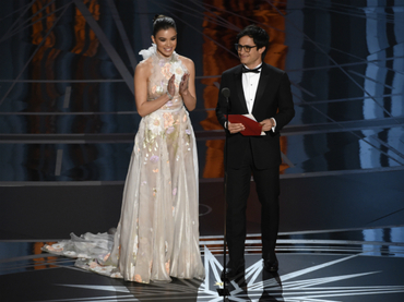 Gael García Bernal alza la voz  contra el muro en los Oscar