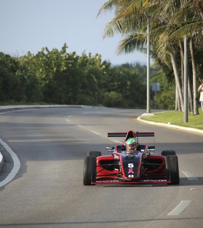 Ruedan los autos de la Fórmula 4 en Cancún