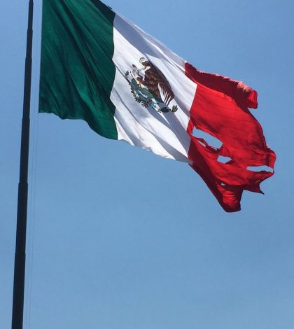 Se rasga la Bandera de México en medio de ceremonia en Campo Marte (VIDEO)