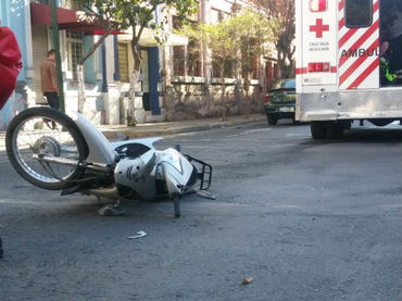 Choque entre auto y motocicleta deja dos lesionados en Guadalajara