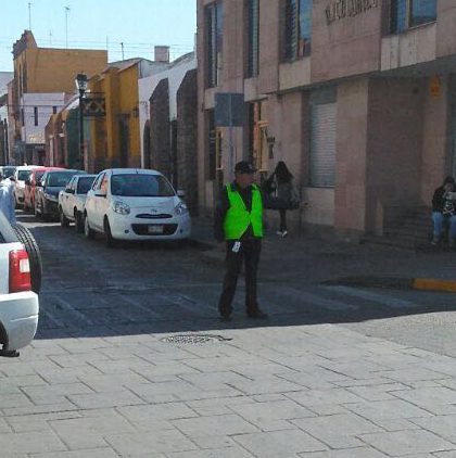 Cambian circulación de Calle Simón Bolívar para desfogar el tráfico.