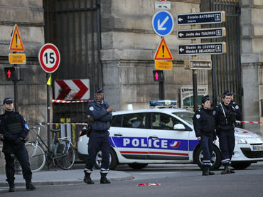 Hombre ataca con machetes a militares en París