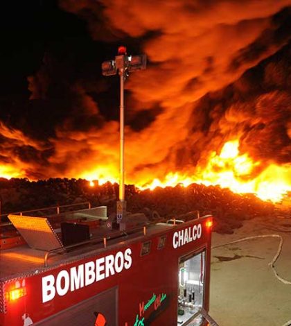 Se incendia lote de llantas usadas en el municipio de Chalco