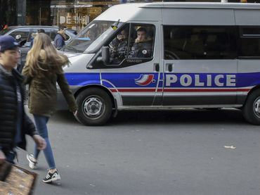 Francia califica de ‘terrorista’ el ataque contra militar en Louvre