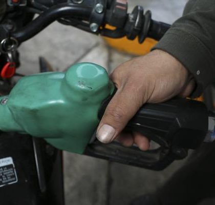 Precios de las gasolinas bajan 2 centavos, informa Hacienda