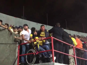 Persona en silla de ruedas, en medio de violencia en estadio de Xolos
