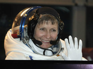La astronauta de más edad bate récord de caminata espacial