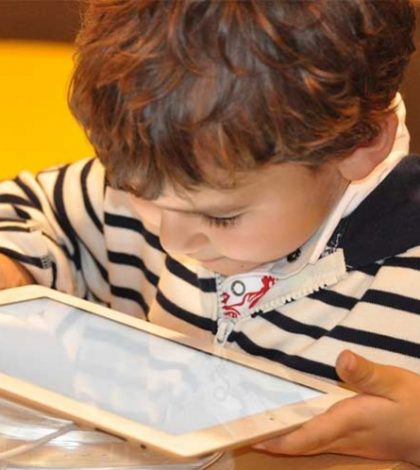 ¿Tu hijo con la tablet? Cuidado, podría afectar a su salud visual