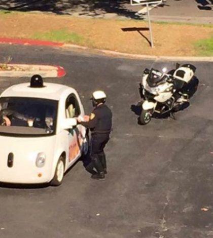 Policía ‘multa’ a vehículo autómata de Google